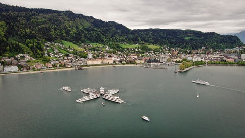 Zum Saisonauftakt 2025 bildeten die Schiffe der Weißen Flotte vor Bregenz einen Stern.