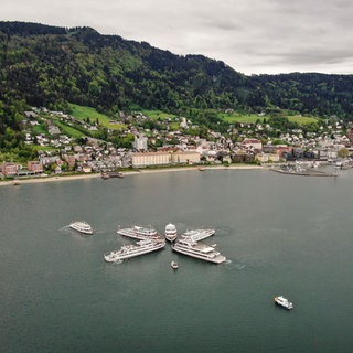 Zum Saisonauftakt 2025 bildeten die Schiffe der Weißen Flotte vor Bregenz einen Stern.