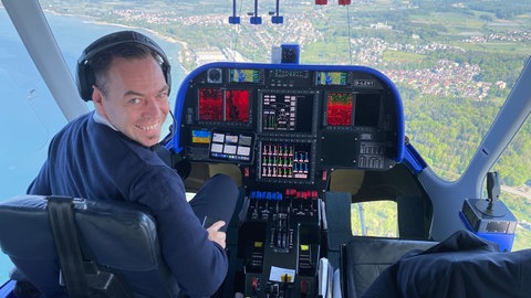 Pilot Mario Gasser im Cockpit eines Zeppelins.