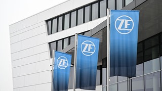 Drei Fahnen mit dem Logo der ZF Friedrichshafen AG 