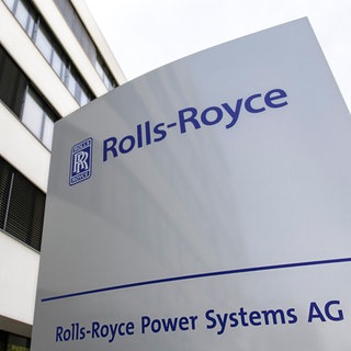 Das Firmenschild Rolls Royce Power Systems vor dem Firmengebäude in Friedrichshafen. (Archiv)