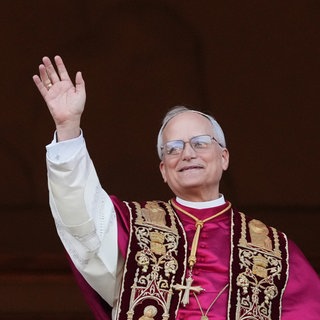 Der neu gewählte Papst Leo XIV., der US-Amerikaner Robert Prevost, winkt nach dem Konklave auf dem Balkon des Petersdoms im Vatikan.