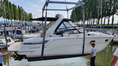 Ein Motorboot am Bodensee wird aus dem Wasser gehoben. Das ist jedesmal nötig, wenn das Boot keinen Liegeplatz im Hafen hat.