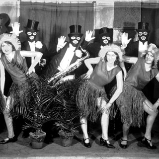 Die gemischte Gruppe "The Bodan Jazz-Rhythmicians" Frauen und Männer verkleidet in Smoking und Zylinder und Kleidern und Basthüten