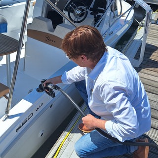 Bootfahren, aber klimafreundlich: Eine Mitarbeiterin der Tankstelle in Kressbronn betankt ein Privatboot mit HVO-Kraftstoff.