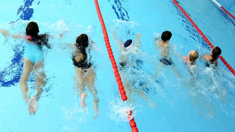 Symbolbild: Schwimmunterricht in der Schule: In Sipplingen sitzen die Kinder weiter auf dem Trockenen.