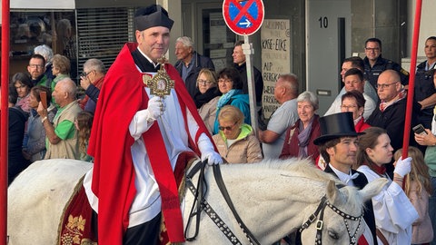 Strahlender Sonnenschein begleitet 2025 den Blutritt durch Weingarten.