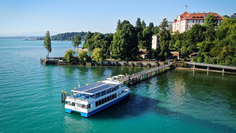 Klimaneutrale Schifffahrt: Die Elektrofähre "MS Insel Mainau" liegt an einem Steg vor der Insel.