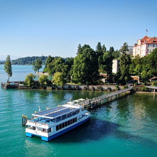 Klimaneutrale Schifffahrt: Die Elektrofähre "MS Insel Mainau" liegt an einem Steg vor der Insel.