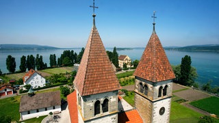 Die romanische Säulenbasilika St. Peter und Paul auf der Insel Reichenau.
