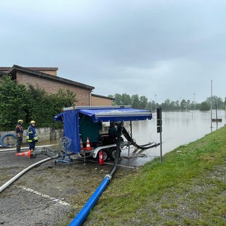 Aufräumarbeiten nach dem Hochwasser an der Wilhelm-Schussen-Schule in Kehlen in der Gemeinde Meckenbeuren