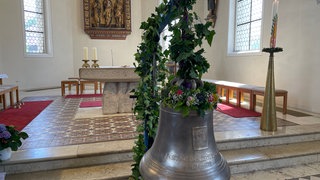 In der Kirche vor dem Chor wurde die neue Glocke von Roggenzell präsentiert.