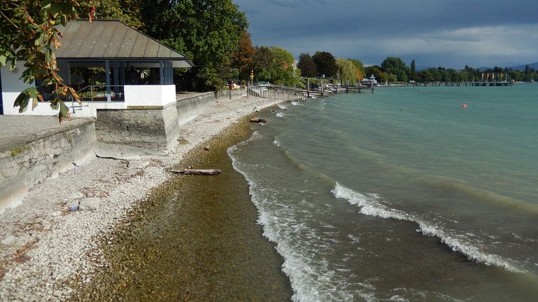 Fotos zeigen das Bodenseeufer Kressbronn jetzt und die Planung, wie es nach der Renaturierung aussehen könnte.
