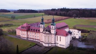 Das Kloster Kellenried bei Ravensburg aus der Luft. Die denkmalgeschützte Anlage steht zum Verkauf.