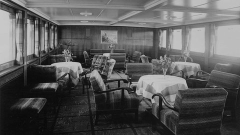 Der Fahrgastraum mit Polstersesseln der "MS Baden". Sie ist 90 Jahre alt.