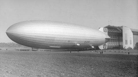 Das Luftschiff "LZ 129 Hindenburg" beim Aushallen aus der Werfhalle.