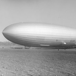 Das Luftschiff "LZ 129 Hindenburg" beim Aushallen aus der Werfhalle.