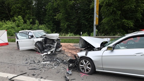 Die Autos sind nach dem Unfall komplett zerstört.