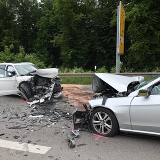 Die Autos sind nach dem Unfall komplett zerstört.
