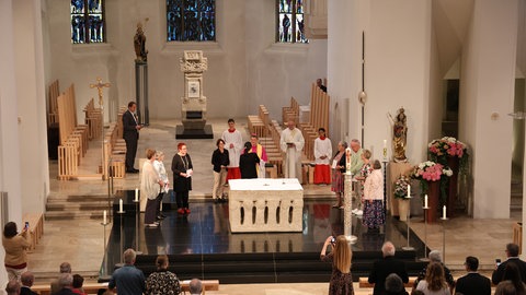 Am Mittwoch hat Bischof Klaus Krämer die Ehrenamtlichen in einem Gottesdienst im Dom St. Martin in Rottenburg für ihren künftigen Dienst eingesetzt.