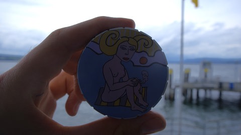 Ein kleiner Klick-Klack-Aschenbecher vor dem Hafen von Uhldingen