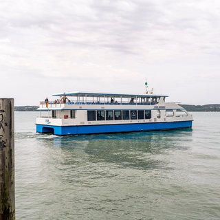 Ein Elektro-Schiff fährt aus einem Hafen auf den Bodensee hinaus. Der Schiffsverkehr und Wassersport auf dem See sollen nachhaltiger werden.