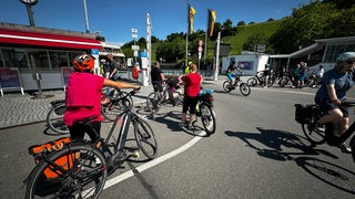 Immer mehr Radfahrer nehmen auf dem Bodensee-Radweg die Fähre in Meersburg.