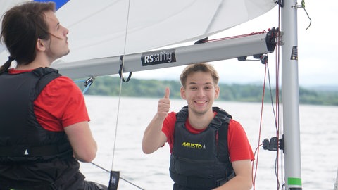 Menschen mit Beeinträchtigung lernen bei den inklusiven Segeltagen auf dem Bodensee das segeln.