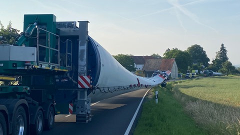 Schwertransport mit Windkraft-Rotorblatt