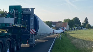 Schwertransport mit Windkraft-Rotorblatt
