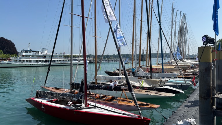 Die Boote liegen anlässlich der internationalen Bodenseewoche im Konstanzer Hafen.