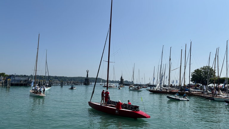 Die Boote sind für die internationale Bodenseewoche nach Konstanz gekommen.