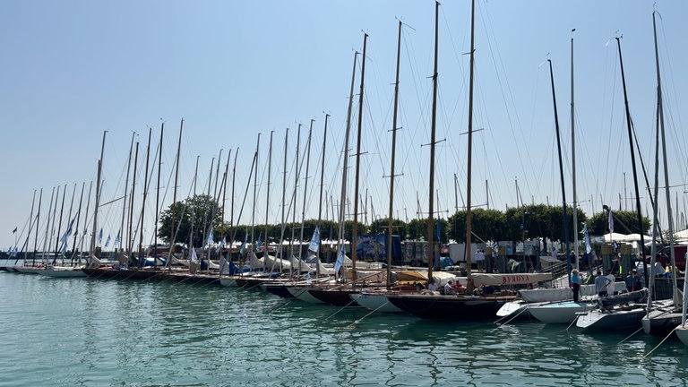 Die Schiffe liegen im Konstanzer Hafen.