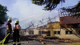 Feuerwehreinheiten sind bei einem Brand auf einem landwirtschaftlichen Anwesen in Eriskirch im Einsatz. Der Stall brannte den Angaben zufolge vollständig aus.