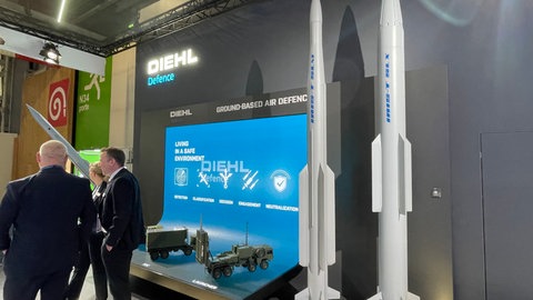 Diehl Defence aus Überlingen stellt unter anderem Raketen zur Bewaffnung von Flugzeugen bei der "Paris Air Show" vor.