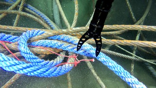 Auf dem Grund des Sees müssen die Überreste der gescheiterten Bergungsversuche eingesammelt werden