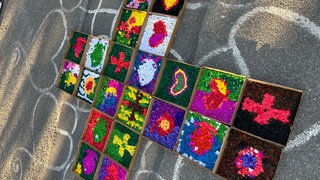 Tradition zu Fronleichnam auch in Bodanrück-Gemeinden: Anwohner legen einen Blumenteppich.