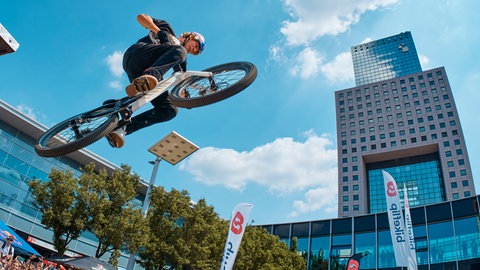 Ein Fahrrad bei einer Sprungvorführung auf dem Außengelände der Eurobike 2023 in Frankfurt.
