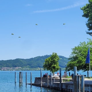 Fallschirmspringer der Bundeswehr sind am Mittwoch zu Übungszwecken über dem Bodensee bei Bodman-Ludwigshafen abgesprungen.