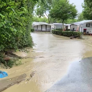 Wassermassen fließen nach dem Unwetter im Juni 2024 über den Campingplatz Markdorf.