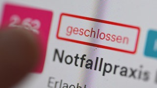 Auf einer Internetseite für Arztpraxen im ärztlichen Bereitschaftsdienst ist ein Hinweis auf eine Notfallpraxis dargestellt. In Bad Saulgau hat die Praxis bereits Ende März 2025 geschlossen.