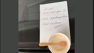 Ein leerer Eisbecher und der dazugehörige Zettel auf dem Auto des Konstanzer Oberbürgermeisters zeigen den Unmut des Verursachers über die Verpackungssteuer. Die erste Reaktion von Uli Burchardt darauf fällt heftig aus. 