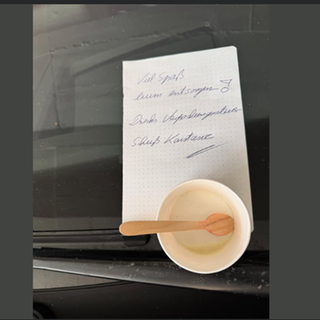 Ein leerer Eisbecher und der dazugehörige Zettel auf dem Auto des Konstanzer Oberbürgermeisters zeigen den Unmut des Verursachers über die Verpackungssteuer. Die erste Reaktion von Uli Burchardt darauf fällt heftig aus. 