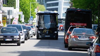 Ein selbstfahrender Bus ist in Friedrichshafen unterwegs. Das Pilotprojekt autonomes Fahren im ÖPNV ist beendet.