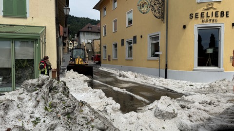 Der Bauhof räumt gemeinsam mit der Feuerwehr die Straßen von Sipplingen vom Hagel.