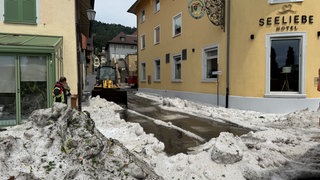 Der Bauhof räumt gemeinsam mit der Feuerwehr die Straßen von Sipplingen vom Hagel.