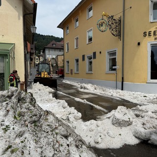 Der Bauhof räumt gemeinsam mit der Feuerwehr die Straßen von Sipplingen vom Hagel.