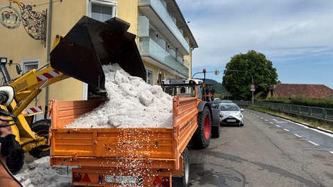 Mit Baggern räumt der Bauhof zusammen mit der Feuerwehr die Straßen von Sipplingen.
