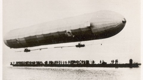 Der erste Zeppelin, Luftschiff "LZ 1" steigt am 2. Juli 1900 vom Bodensee auf. Das ist 125 Jahre her.