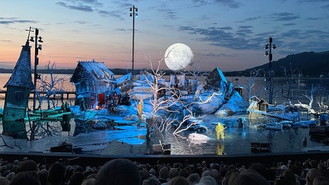 So sah die Premiere der Oper "Der Freischütz" auf der Seebühne der Bregenzer Festspiele 2024 am Bodensee aus.